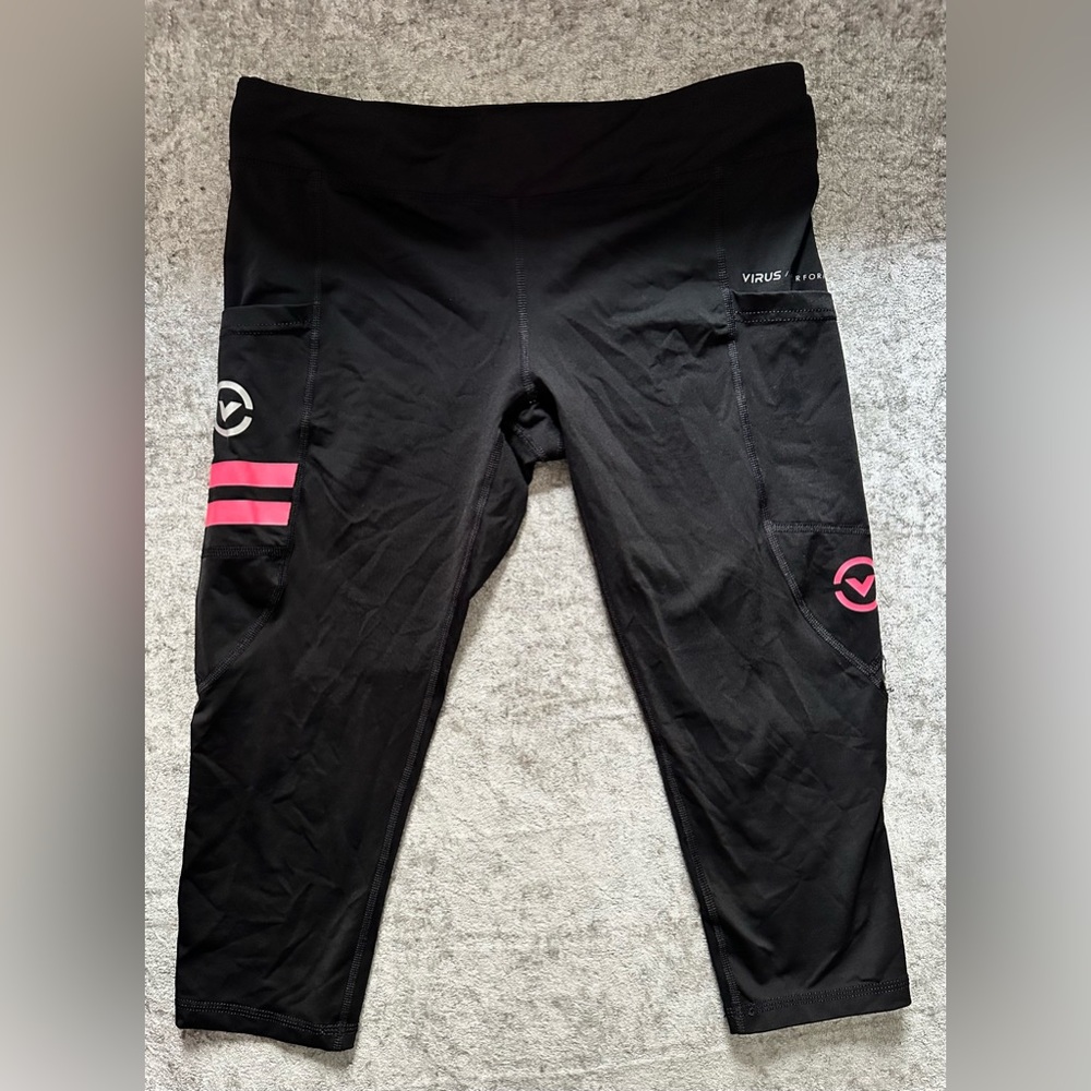Size Large Virus cropped performance leggings